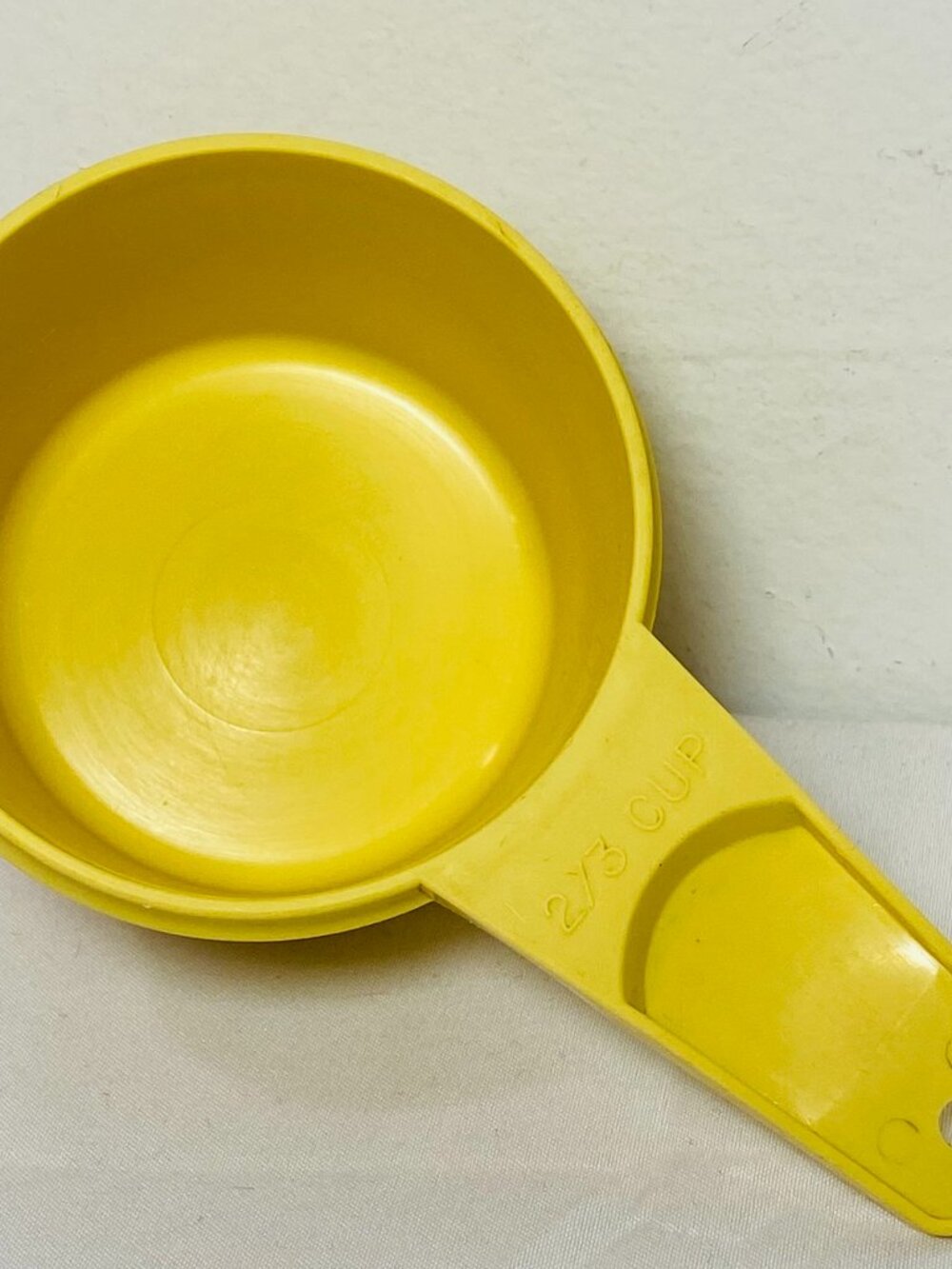 VNTG Tupperware 2/3 Cup Buttercup/Daffodil Yellow Measuring Cup #763, GUC